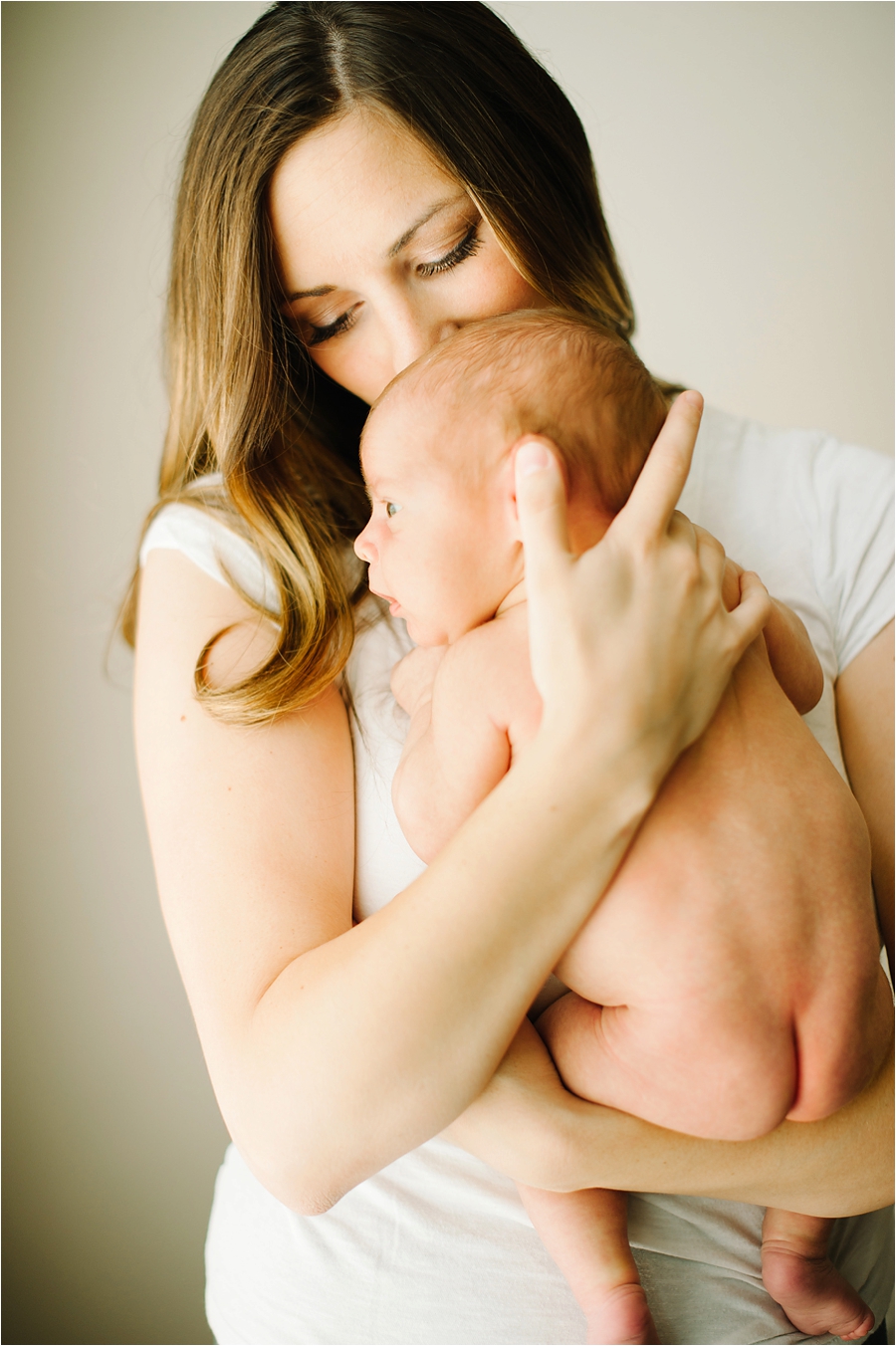 Warm Natural Light Newborn Photography by newborn photographer Hillary Muelleck || https://hillarymuelleck.com