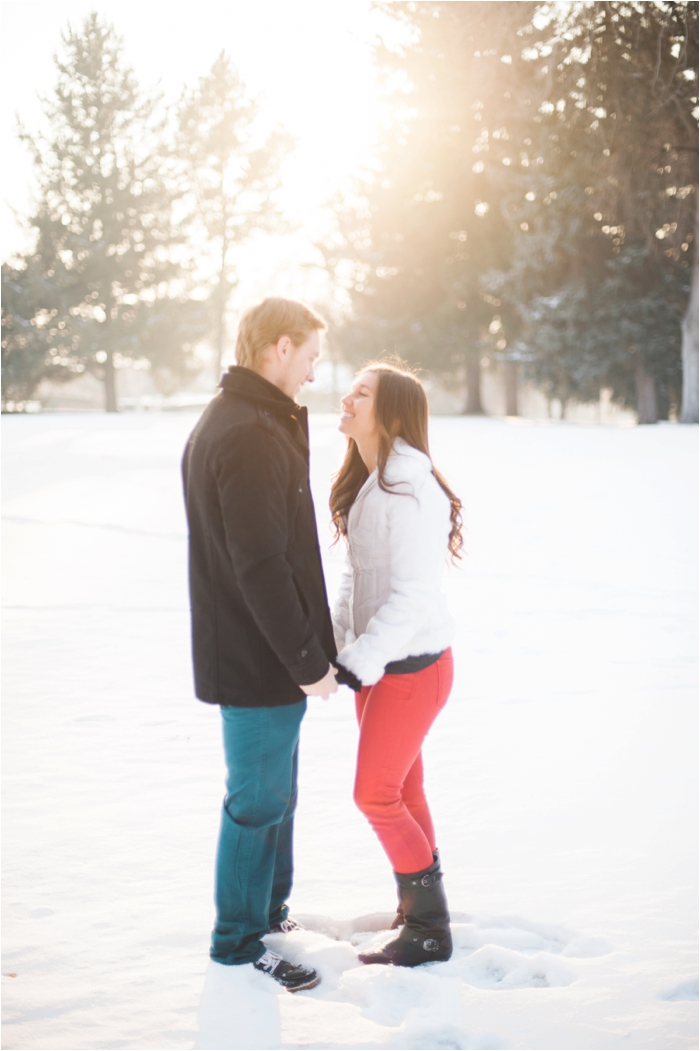 Snowy Winter Engagement Session by Hillary Muelleck Photography || hillarymuelleck.com