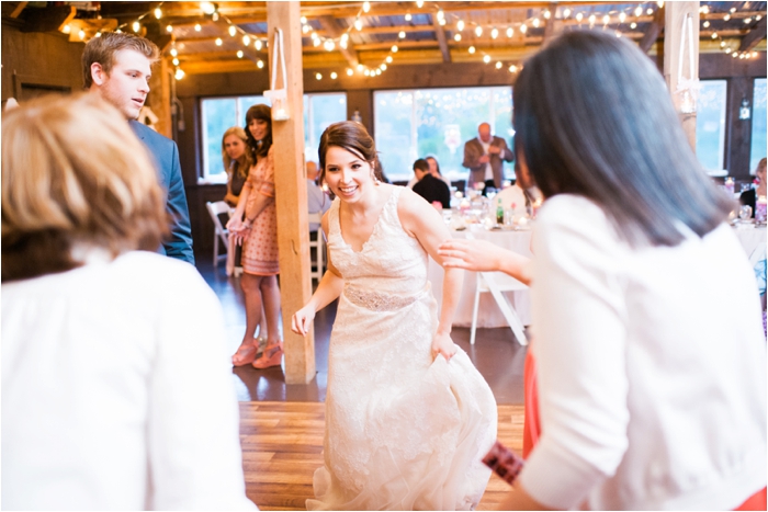 Spring Pennsylvania wedding at the Wind in the Willows by Hillary Muelleck Photography || hillarymuelleck.com