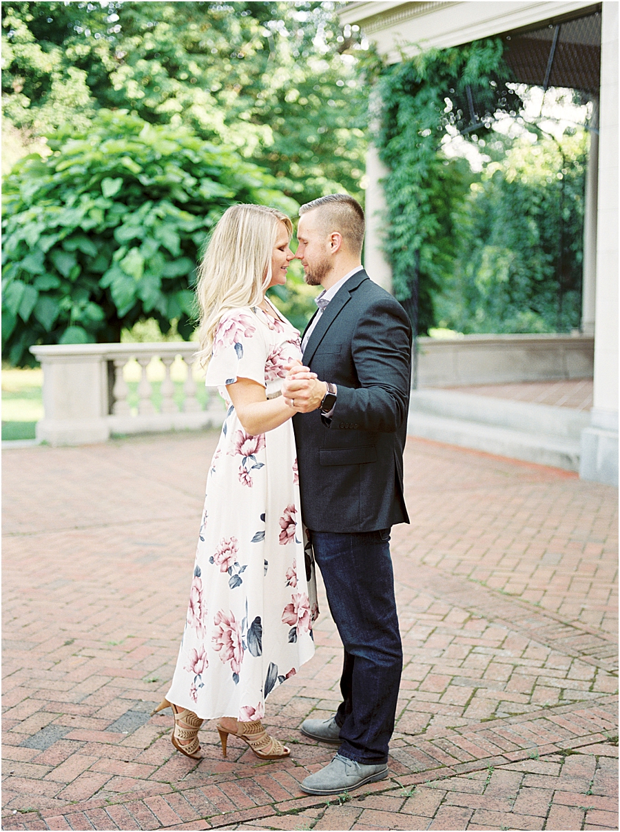 One of the hardest things engaged couples have to figure out is, What am I going to wear for my engagement photos? Read my tips on how to pick outfits that will make you look amazing!